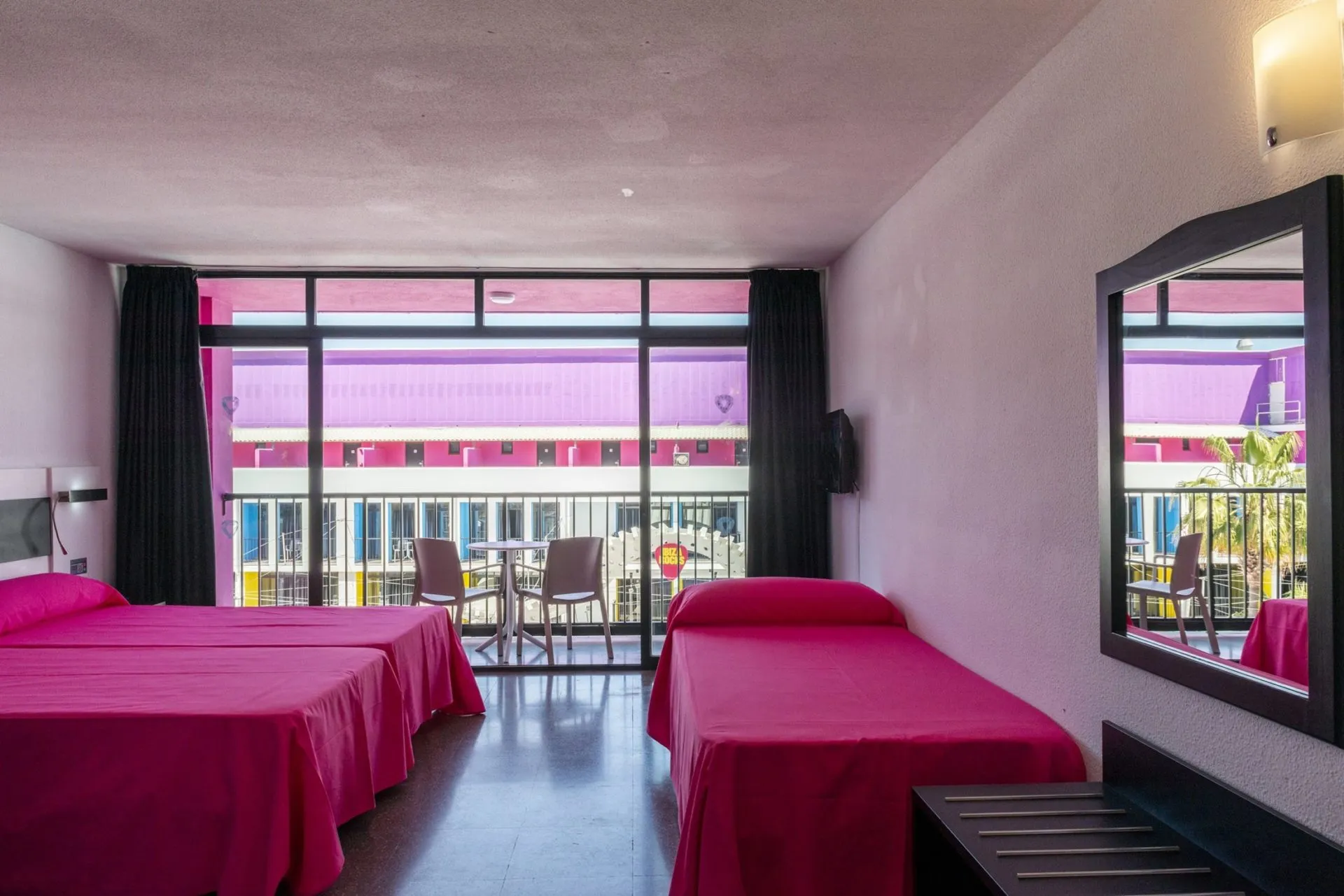 53b07eed-585b-4597-a0f4-2a4560794353-min