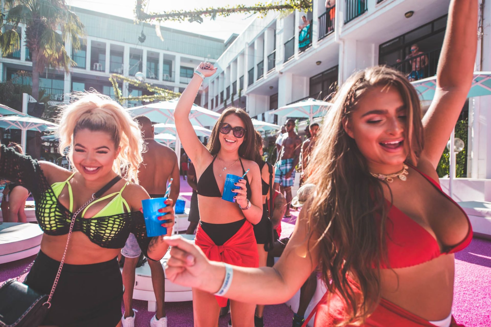 Mädchen tanzen auf der Applebum Pool Party Ibiza Rocks