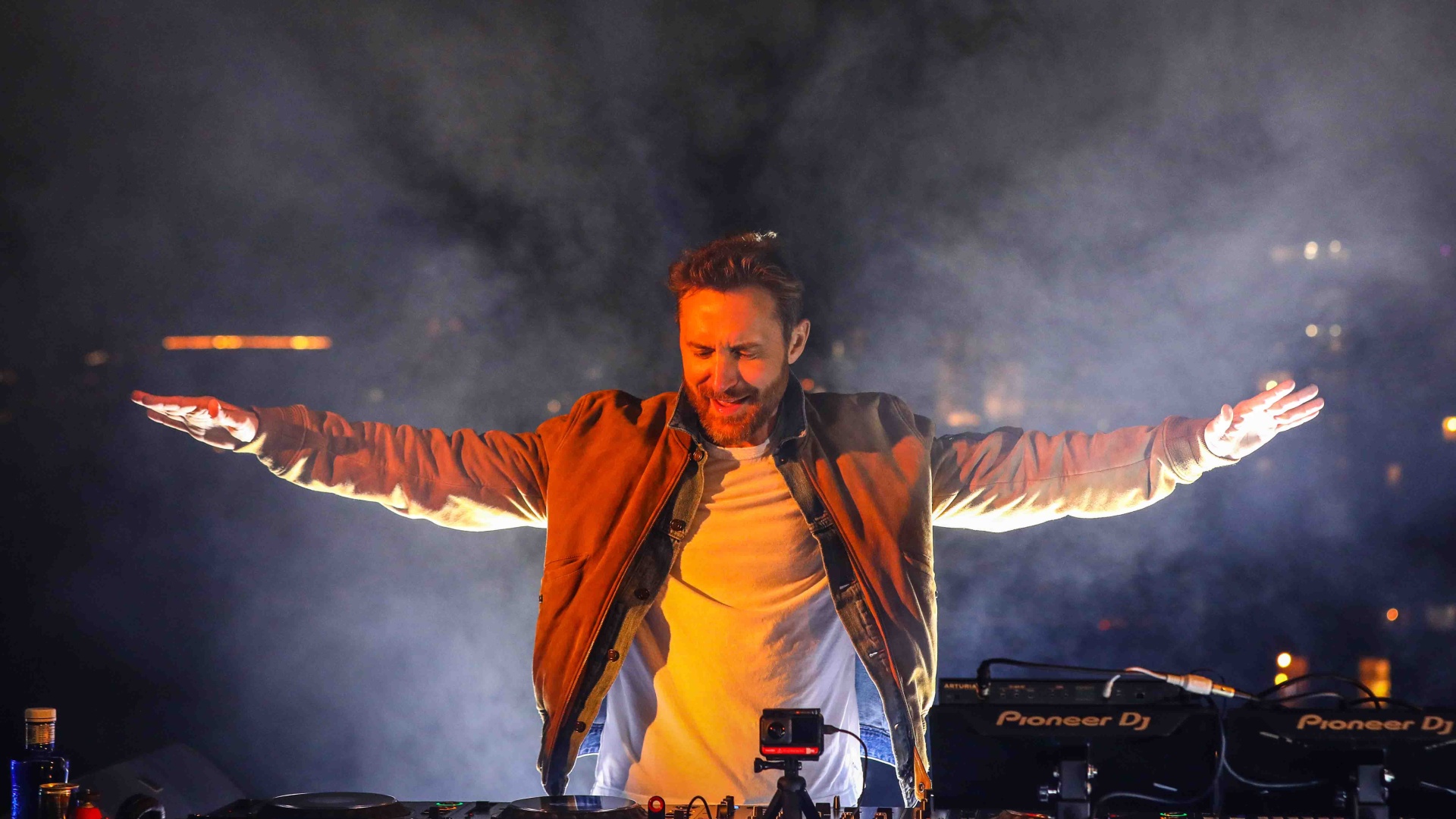 David Guetta ajoute une 2e résidence à Nouvelles des rochers d