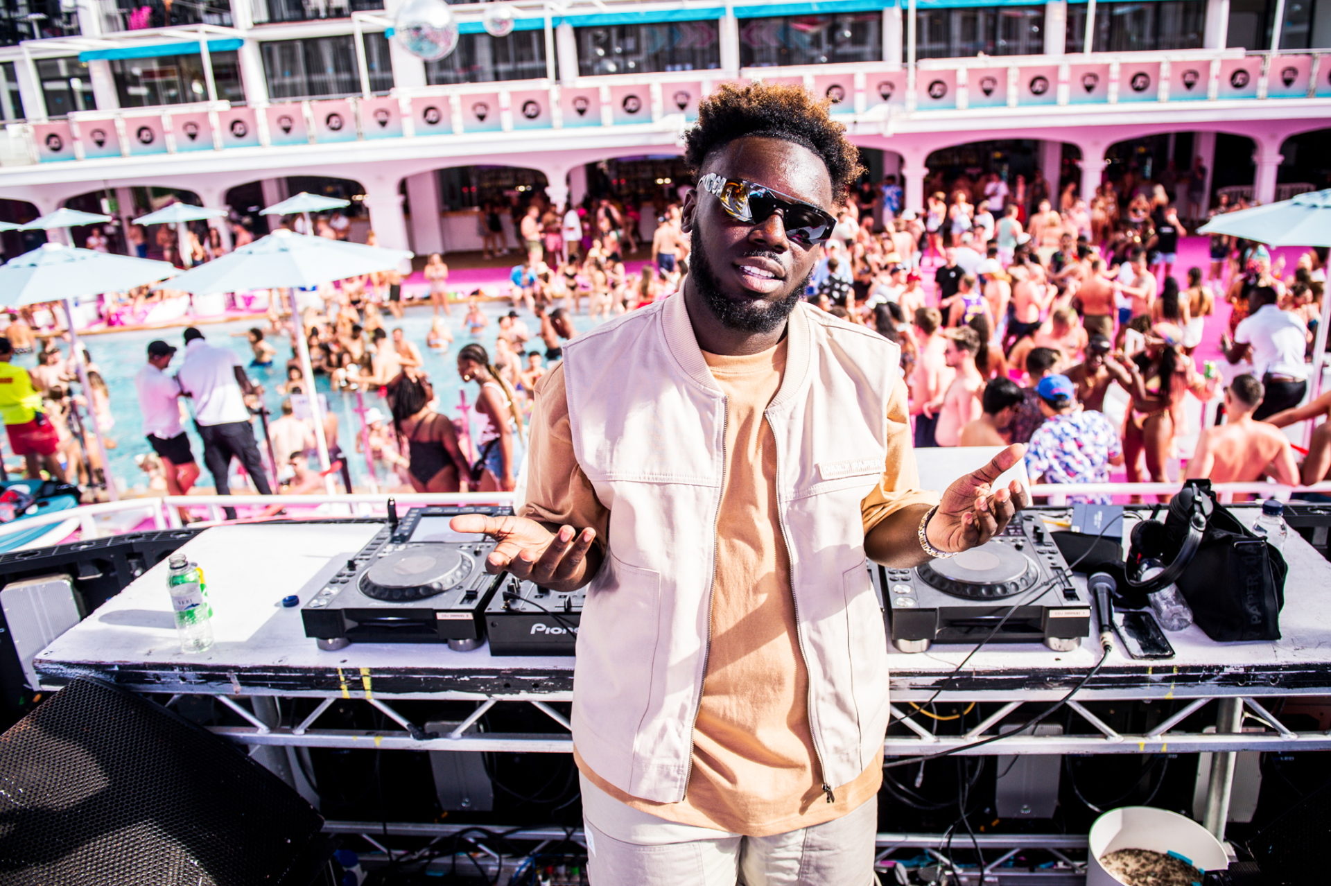 Jeremiah Asiamah DJ bei der Applebum Pool Party Ibiza Rocks 2022