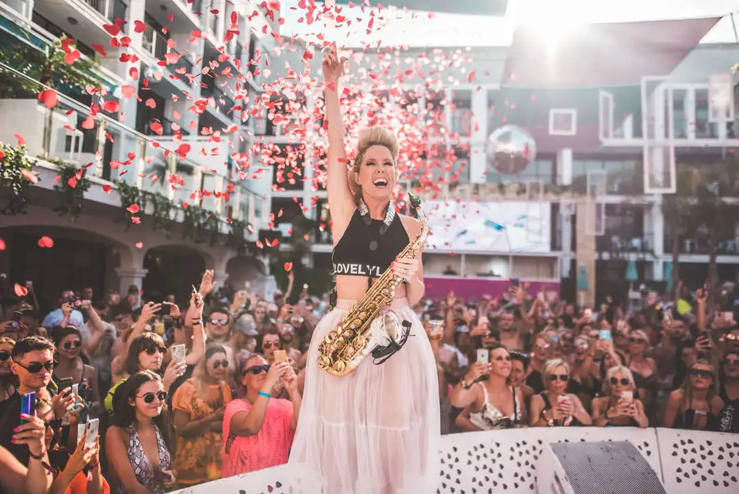 Lovely-Laura-and-Ben-Santiago-Pool-Parties-20197130Lovely-Laura-and-Ben-Santiago-Pool-Parties-2019