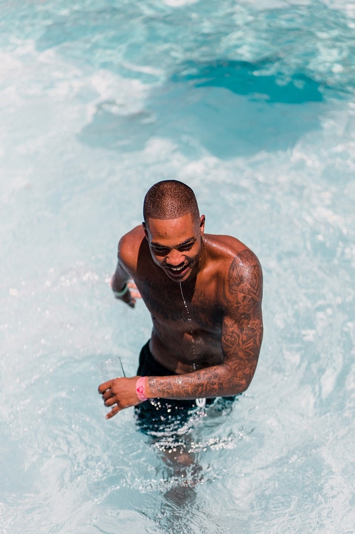 Uomo che balla all'Ibiza Rocks Hotel durante la festa in piscina Applebum 2021-min
