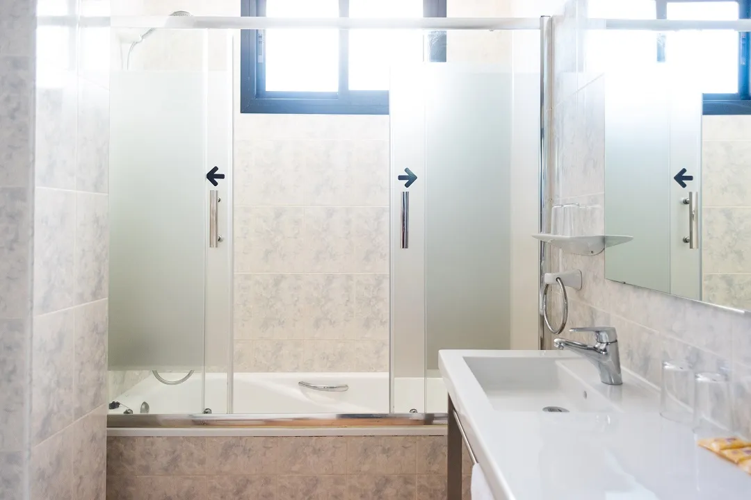 2 bed apartment bathroom