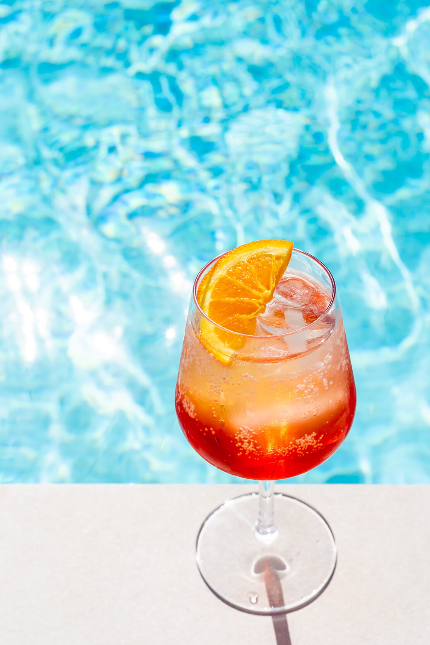 cocktail aperol spirtz à la piscine chill out