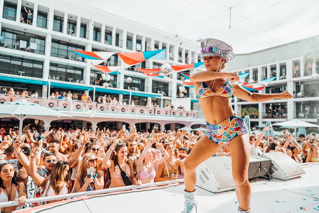 Ballerino sul palco del Joel Corry Ibiza Rocks Opening Party 2022