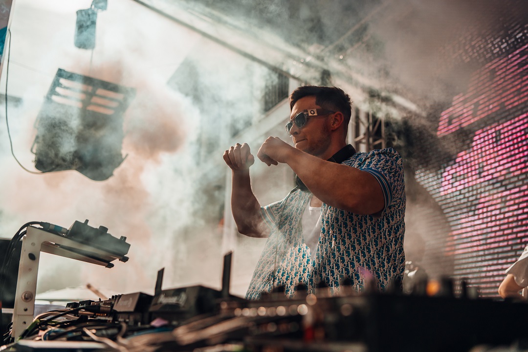 Joel Corry auf der Bühne der Ibiza Rocks Opening Party 2022