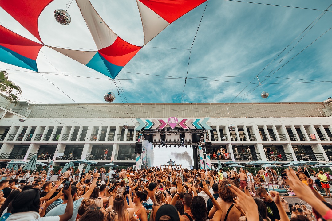 Blick von der Menge und der Tanzfläche Joel Corry Ibiza Rocks Opening Party 2022