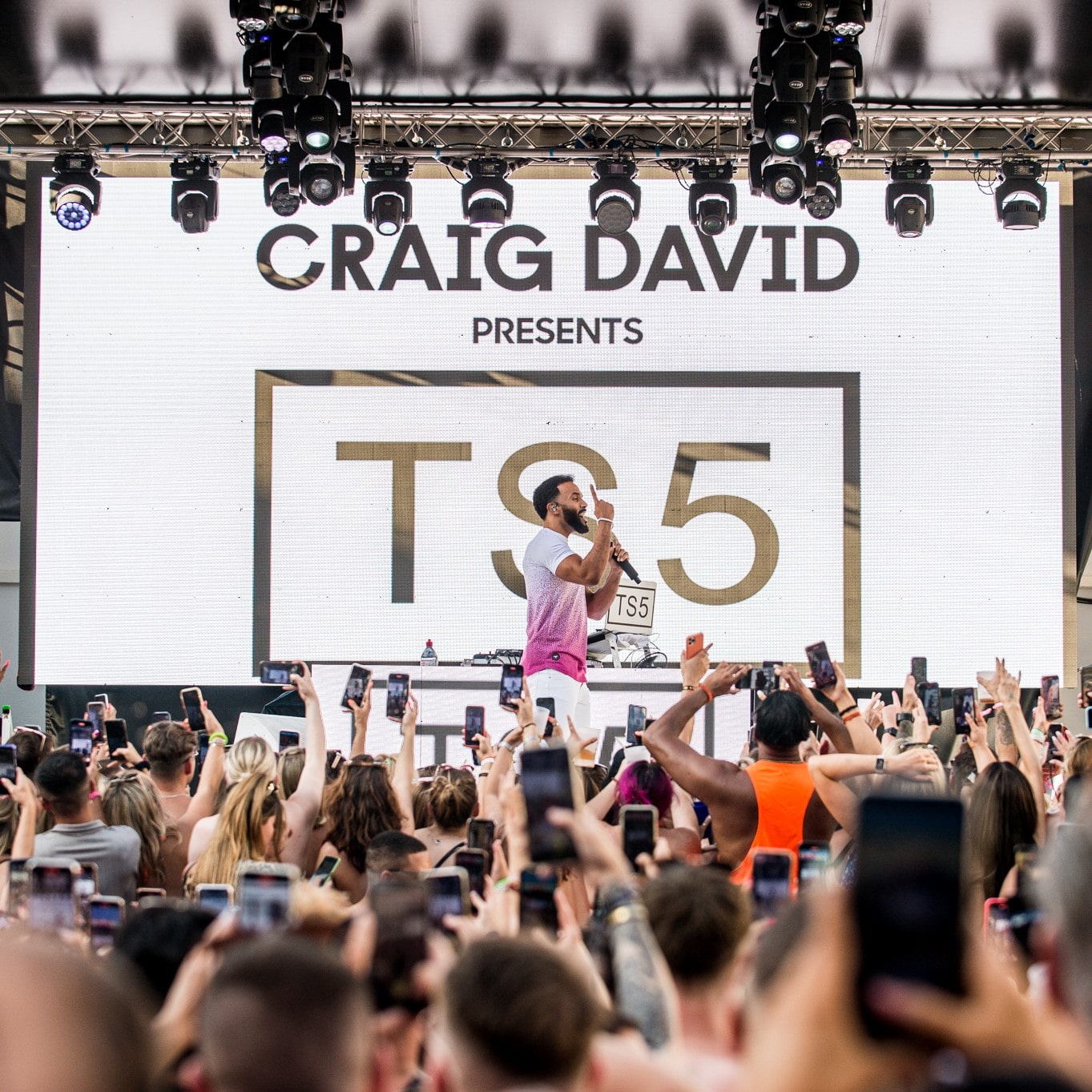 Website-Karussell | Blick von der Menge der Craig David TS5 Pool Party im Ibiza Rocks Hotel 2022