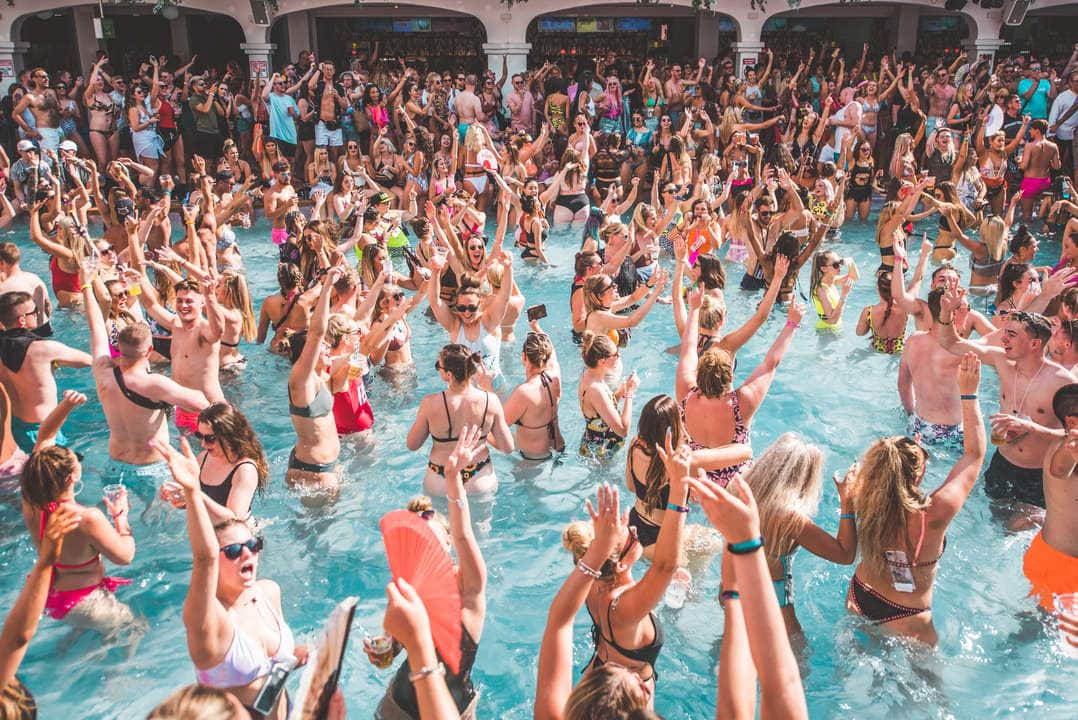 Folla in piscina a una festa di Ibiza Rocks