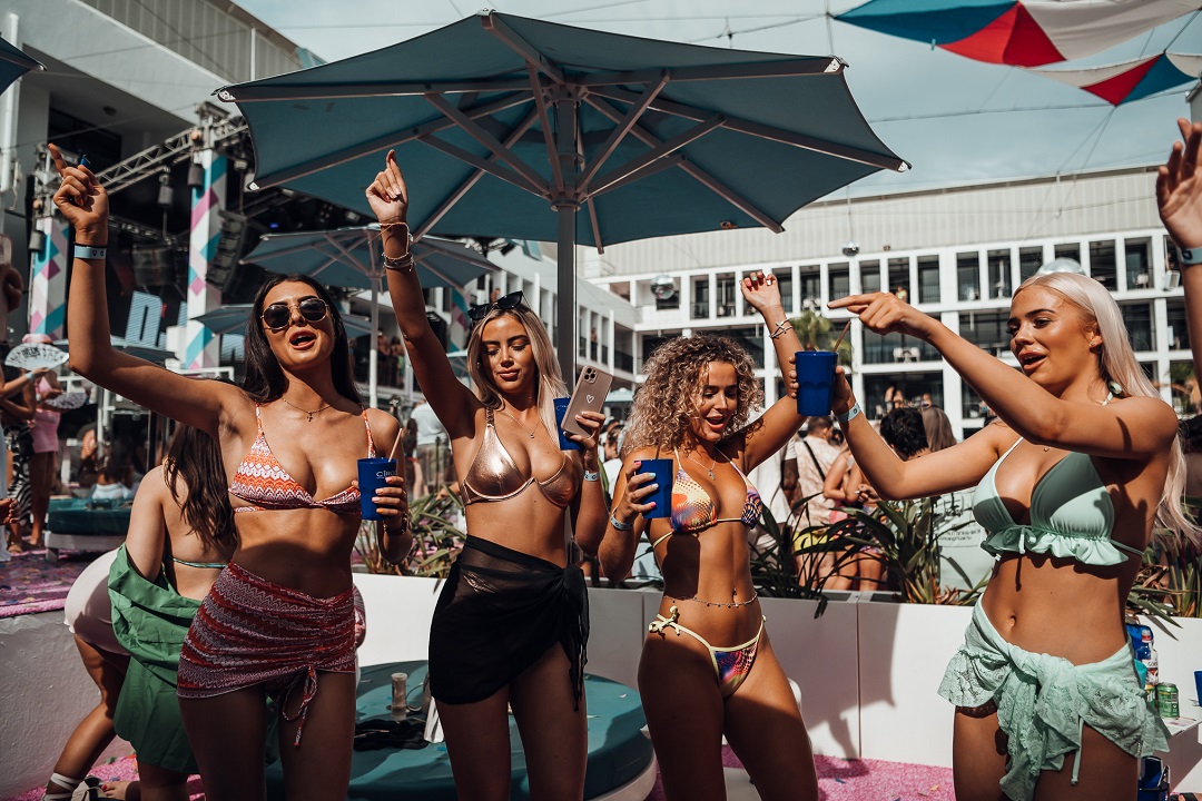 Mädchen auf dem VIP-Dancefloor-Bett bei der Joel Corry Ibiza Rocks Opening Party 2022