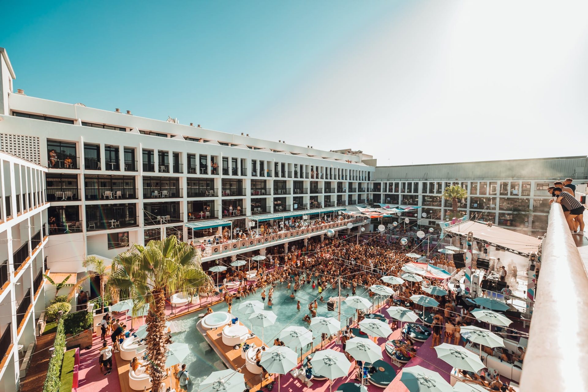 Salón de fiestas en la piscina del hotel Ibiza Rocks