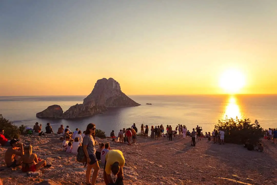 es vedra sunset crowd