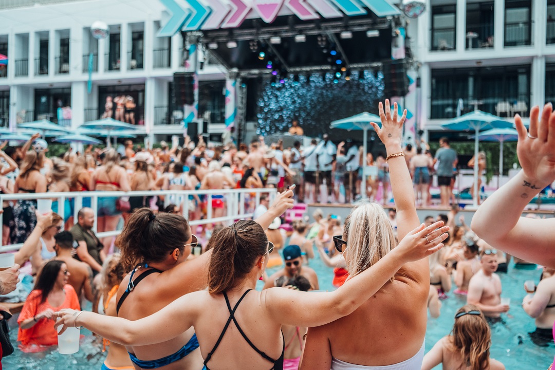 Chicas en piscina en Craig David TS5 Ibiza Rocks Hotel 2022