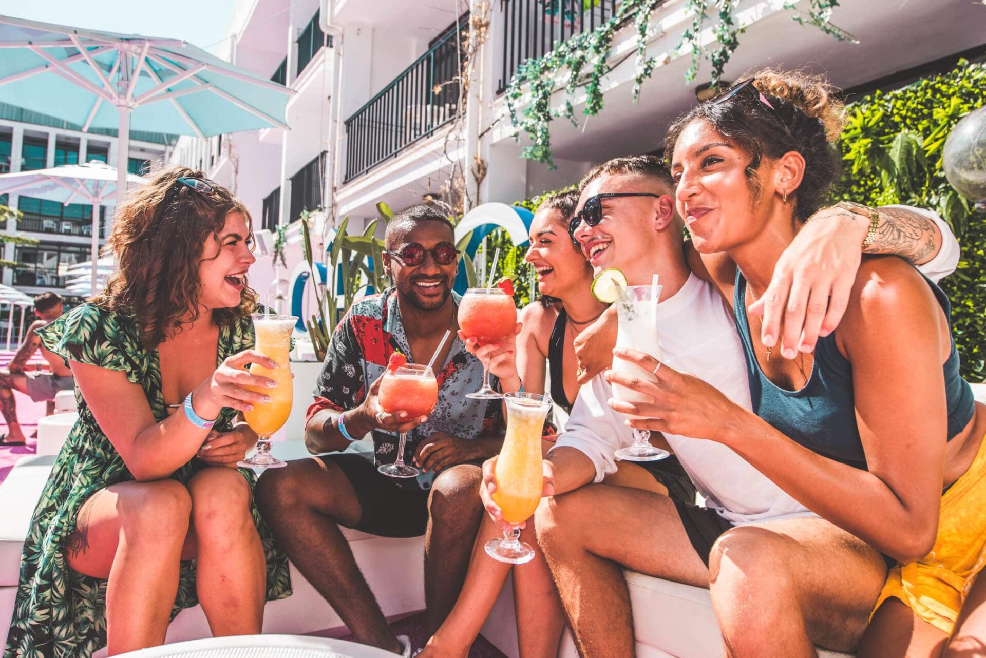 gruppe auf einem vip-sofa bei ibiza rocks