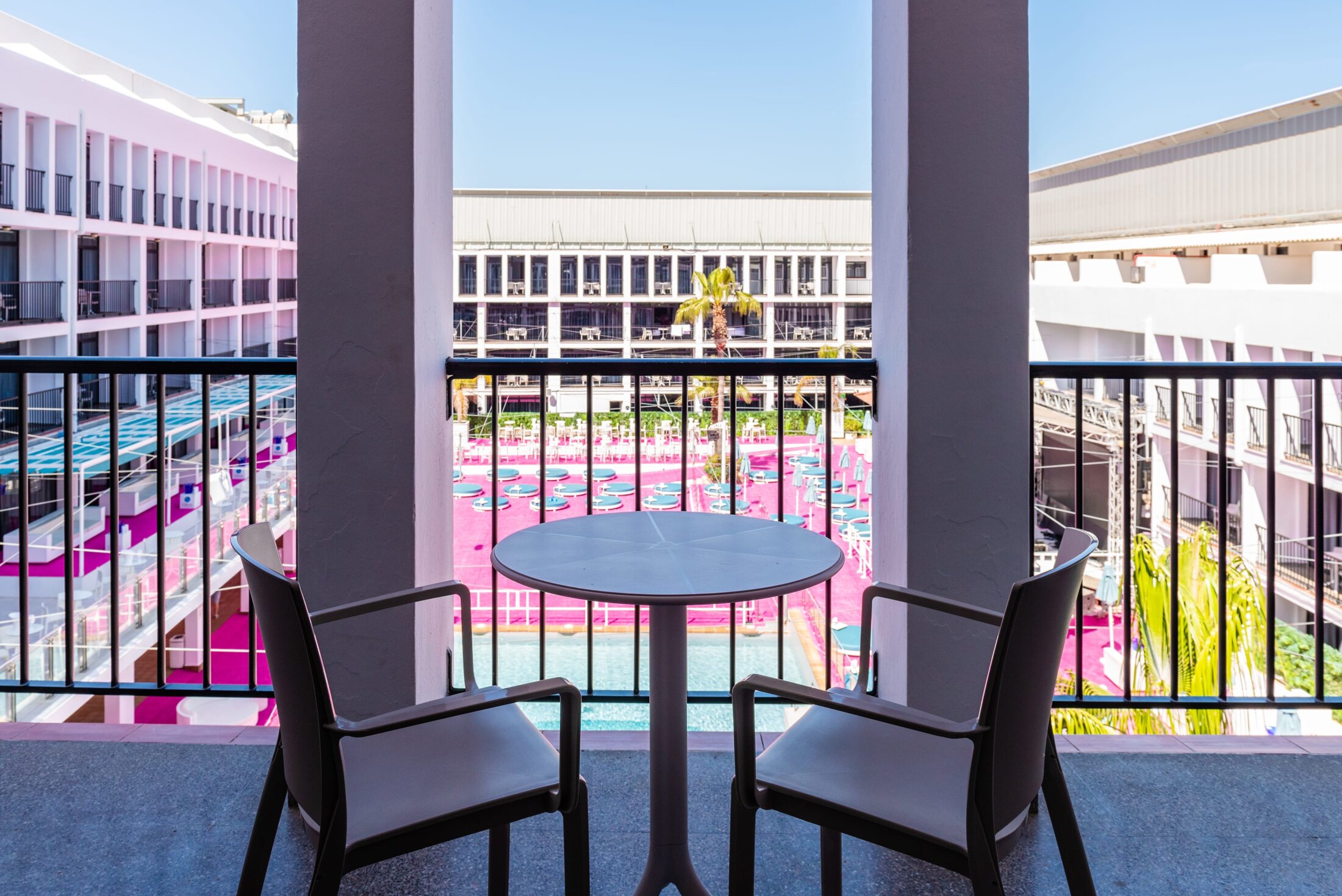 Ibiza Rocks Veranstaltungsort Balkon mit Stühlen und Blick auf das Zimmer