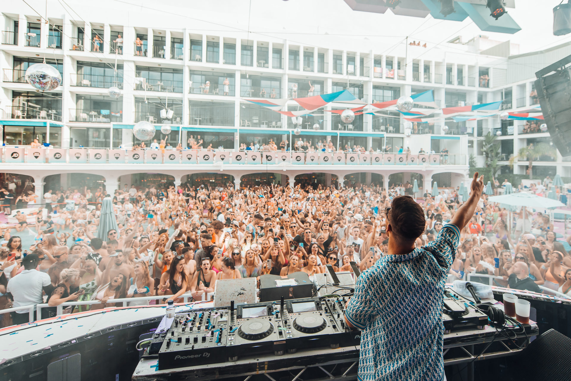 Joel Corry auf der Bühne bei der Poolparty, Ibiza Rocks Hotel