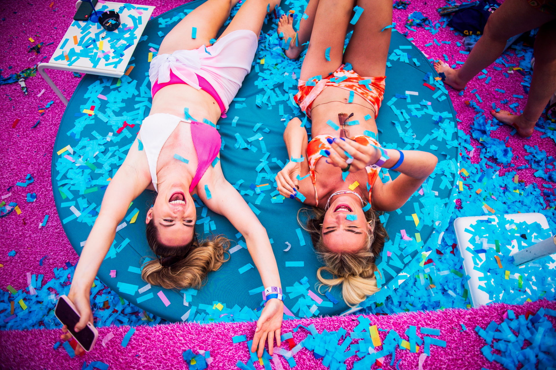 Coriandoli sul letto delle ragazze nel VIP, Becky Hill Pool Party Ibiza Rocks Hotel