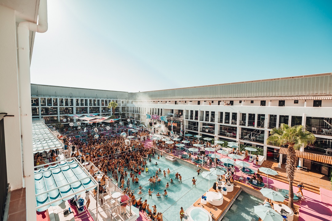 LOCATION Aitch20 Festa in piscina Ibiza Rocks 2022