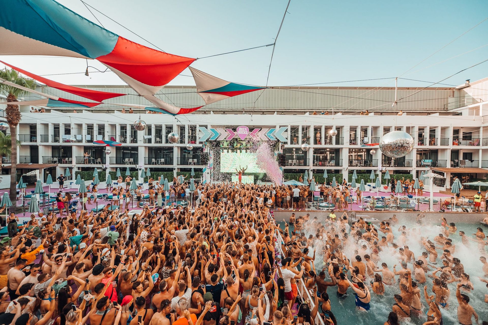 becky hill fiesta en la piscina ibiza rocks hotel lugar pista de baile chapoteo en la piscina
