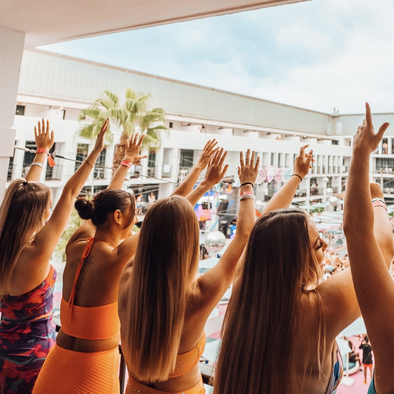 Mädchen auf dem Balkon Veranstaltungsort Zimmer anzeigen Ibiza Rocks Hotel
