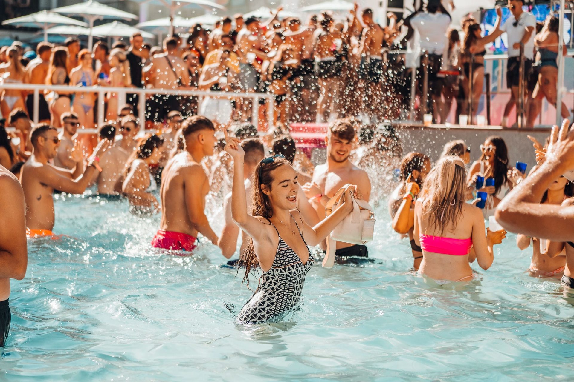 ragazza spruzzata in piscina alla festa in piscina di Ibiza Rocks