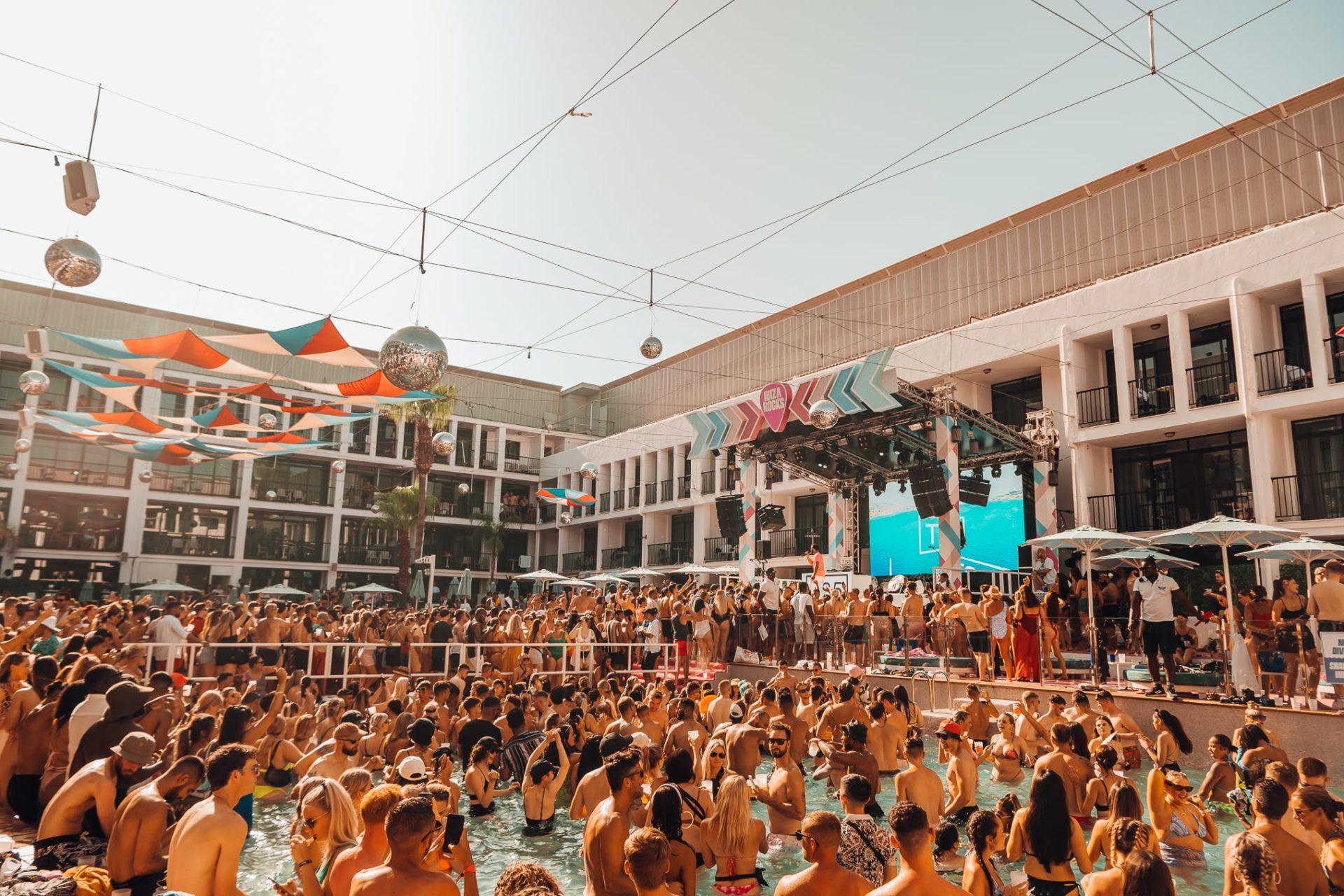 Crowded pool at Craig david TS5 | Ibiza June Events 2023