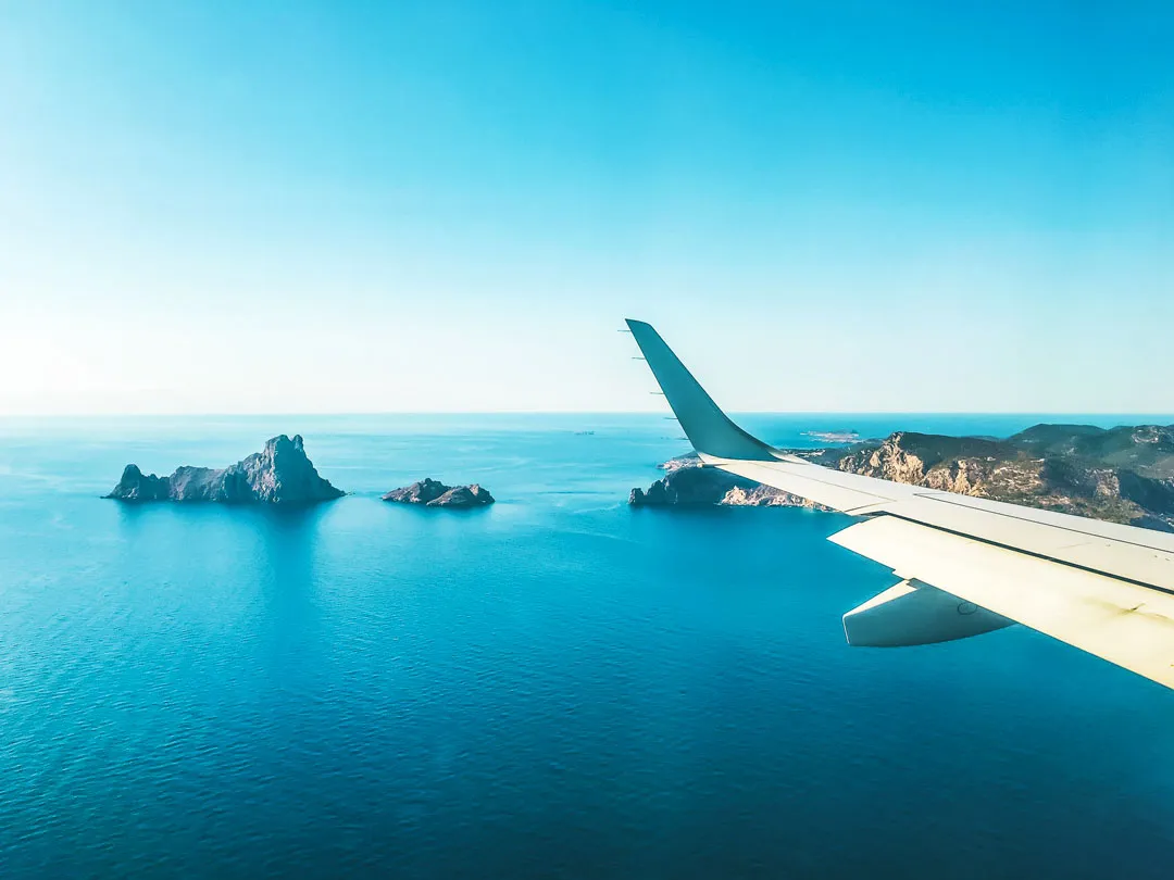 LUKE-DYSON-PLANE-SHOT