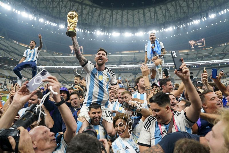 221219105607-messi-crowd-world-cup-121822