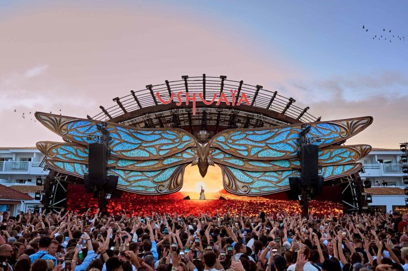 Tomorrowland-presents-Dimitri-Vegas-Like-Mike-at-Ushuaia-Ibiza-01-Lost-Frequencies-Live